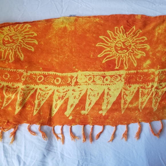 Bikini top and sarong - Picture 3 of 5